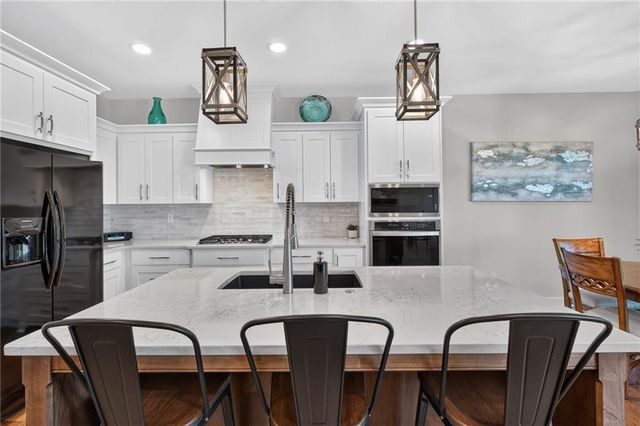 2310 NW Rymeg Drive, Grain Valley, MO 64029