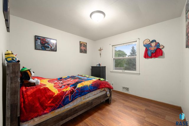 3313 E 18th St Street, Sioux Falls, SD 57103