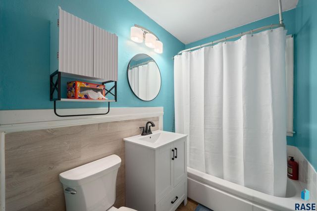 3313 E 18th St Street, Sioux Falls, SD 57103