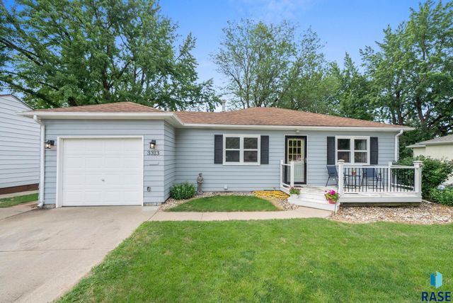 3313 E 18th St Street, Sioux Falls, SD 57103