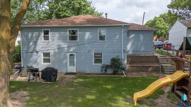 3313 E 18th St Street, Sioux Falls, SD 57103