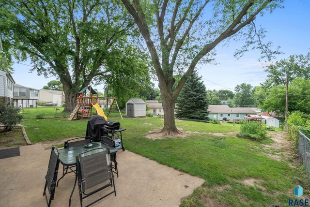 3313 E 18th St Street, Sioux Falls, SD 57103