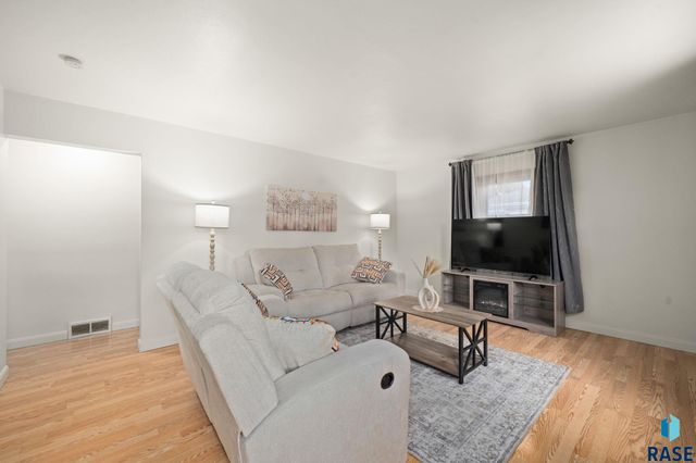 3313 E 18th St Street, Sioux Falls, SD 57103