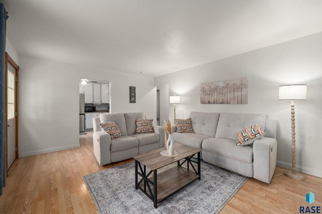 3313 E 18th St Street, Sioux Falls, SD 57103