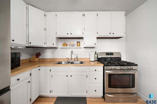 3313 E 18th St Street, Sioux Falls, SD 57103