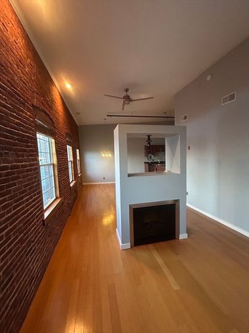 1511 Main St CPH7, Worcester, MA 01603