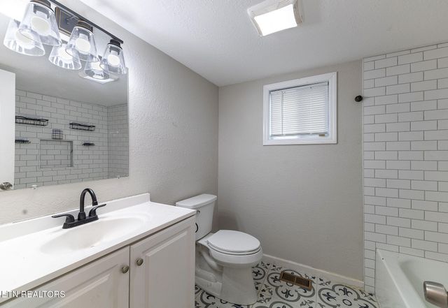 105 S Price St, Sweetwater, TN 37874