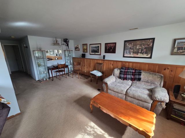 15 Ridgeland Avenue, Fox Lake, IL 60020