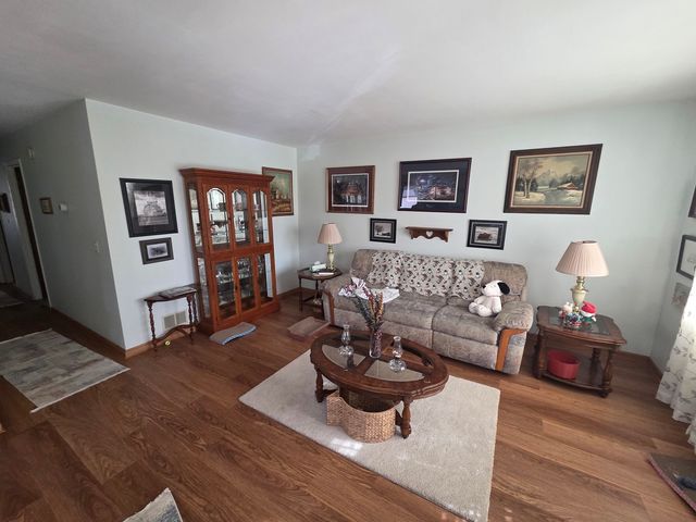 15 Ridgeland Avenue, Fox Lake, IL 60020
