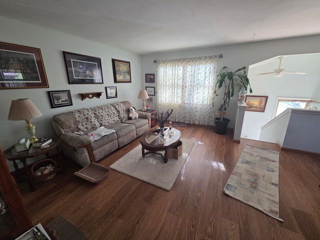 15 Ridgeland Avenue, Fox Lake, IL 60020