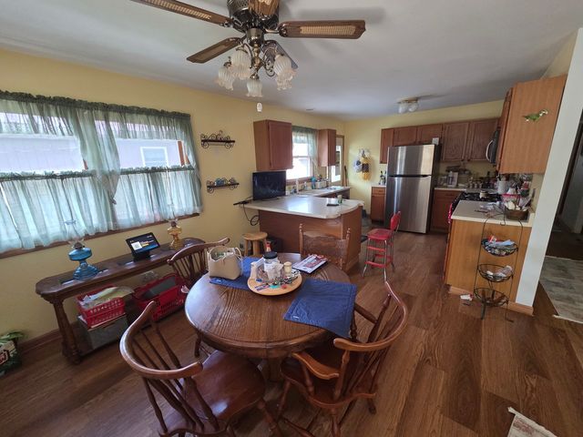 15 Ridgeland Avenue, Fox Lake, IL 60020