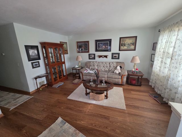 15 Ridgeland Avenue, Fox Lake, IL 60020