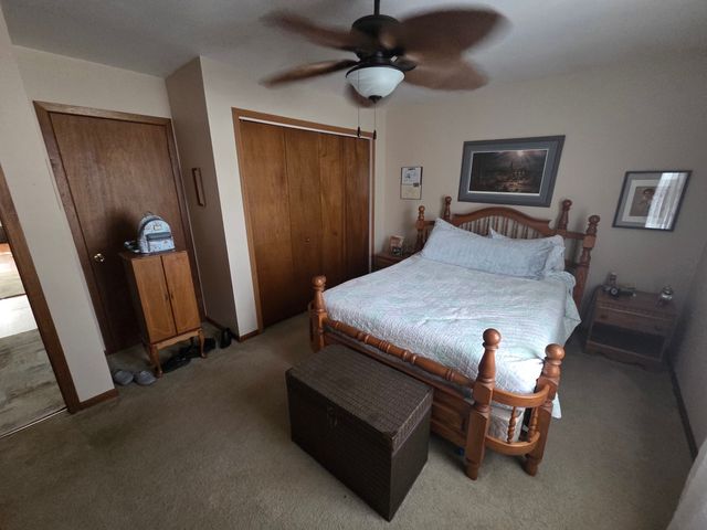 15 Ridgeland Avenue, Fox Lake, IL 60020