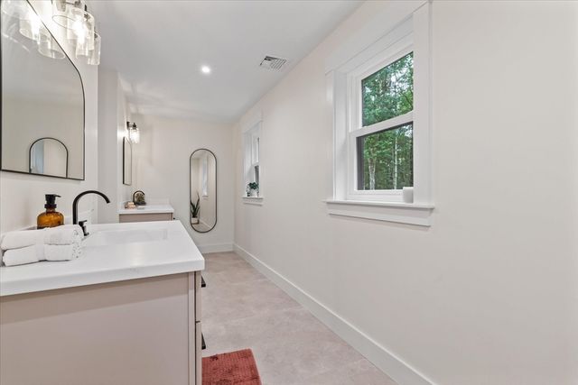 50 Hillside Dr, Sturbridge, MA 01566