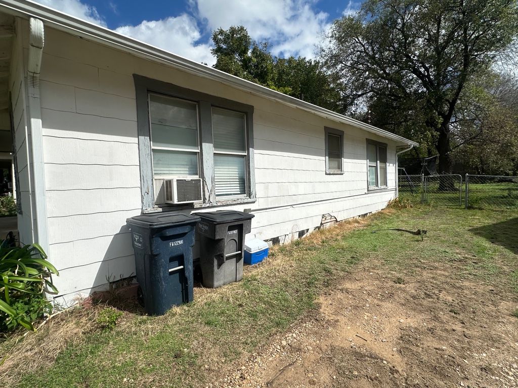 2118 Columbus Avenue, Fort Worth, TX 76164 — photo 2