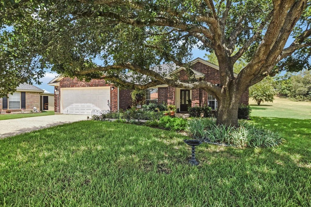 127 Fairway CT, Bastrop, TX 78602