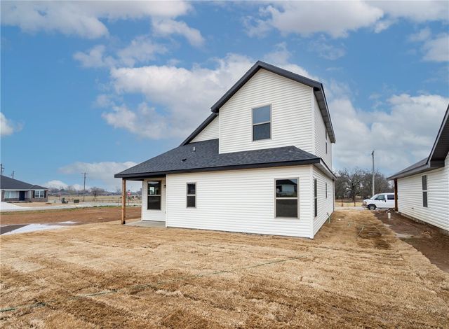 1704 Gerald Shay Road, Gentry, AR 72734