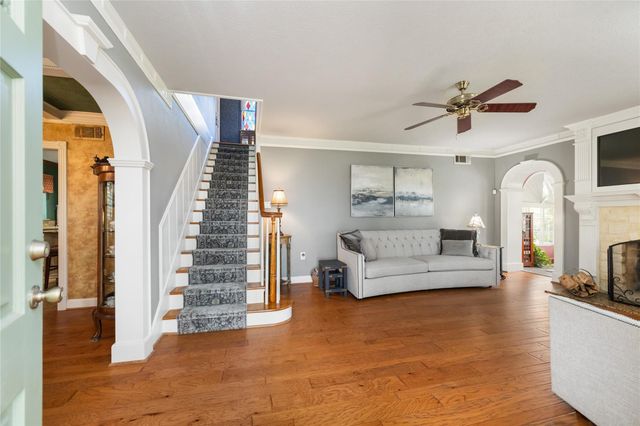 916 E James Street, Baytown, TX 77520