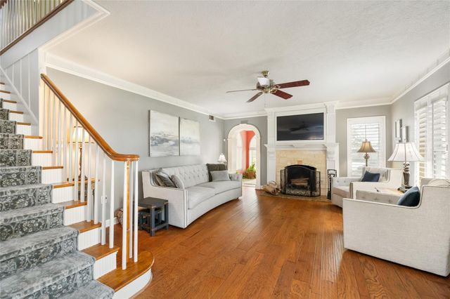 916 E James Street, Baytown, TX 77520