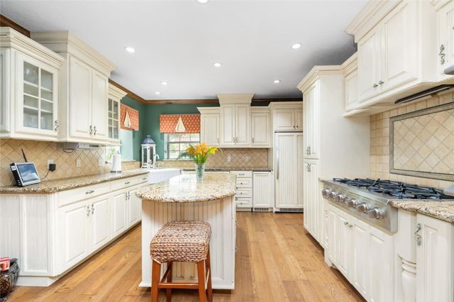 916 E James Street, Baytown, TX 77520