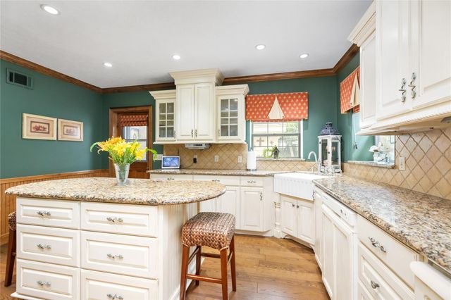 916 E James Street, Baytown, TX 77520