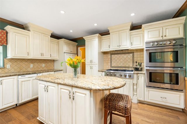 916 E James Street, Baytown, TX 77520