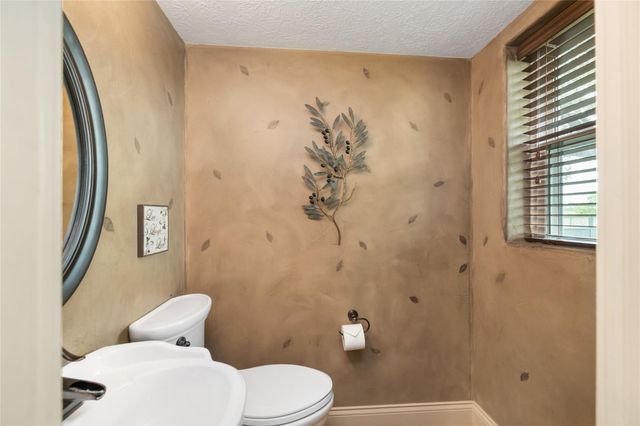 916 E James Street, Baytown, TX 77520