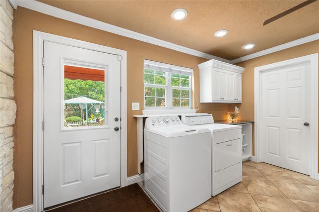 916 E James Street, Baytown, TX 77520