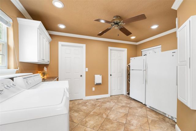 916 E James Street, Baytown, TX 77520