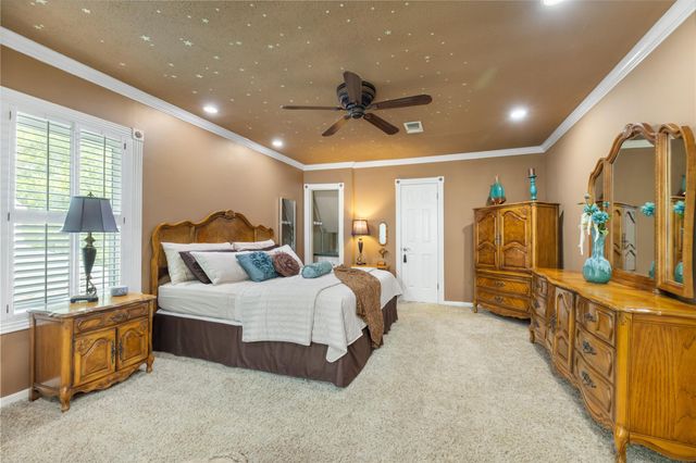 916 E James Street, Baytown, TX 77520