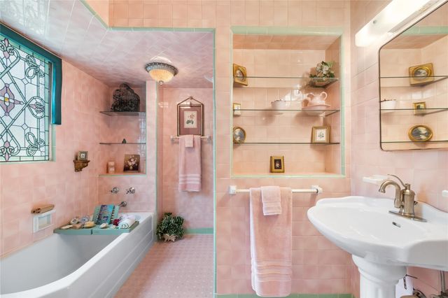 916 E James Street, Baytown, TX 77520