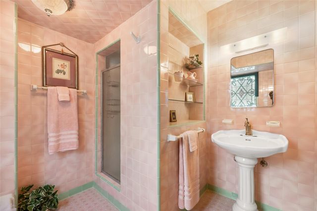 916 E James Street, Baytown, TX 77520