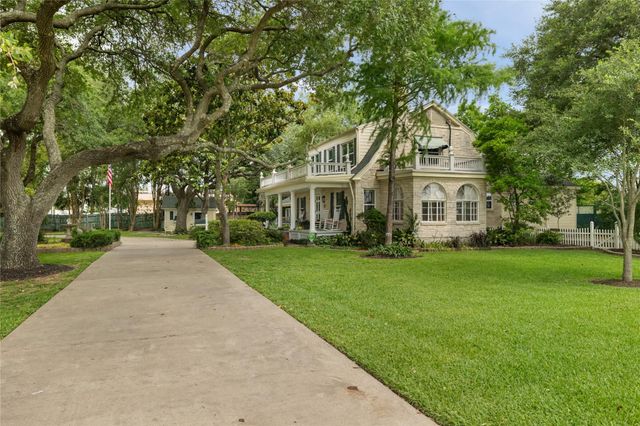 916 E James Street, Baytown, TX 77520