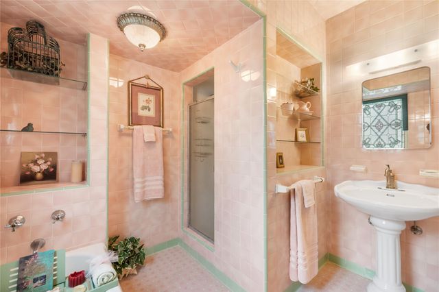 916 E James Street, Baytown, TX 77520