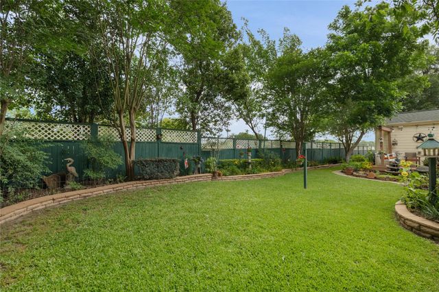 916 E James Street, Baytown, TX 77520