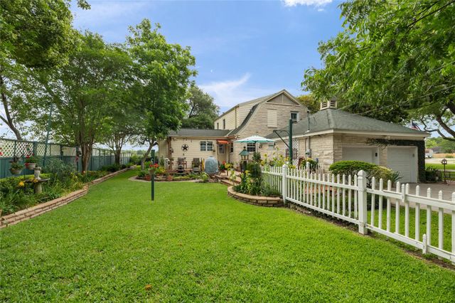 916 E James Street, Baytown, TX 77520