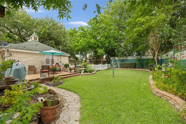 916 E James Street, Baytown, TX 77520