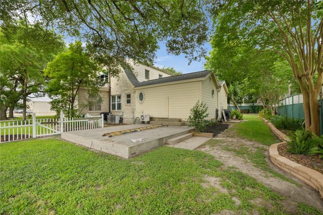 916 E James Street, Baytown, TX 77520