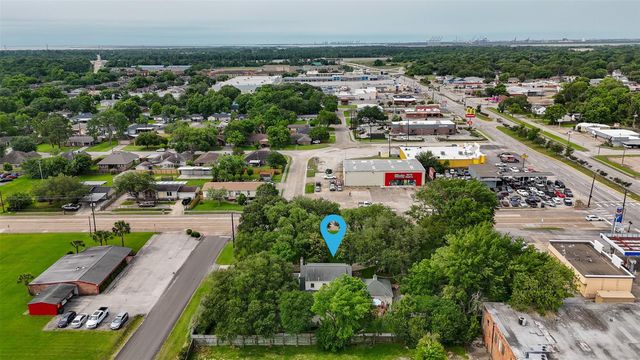 916 E James Street, Baytown, TX 77520