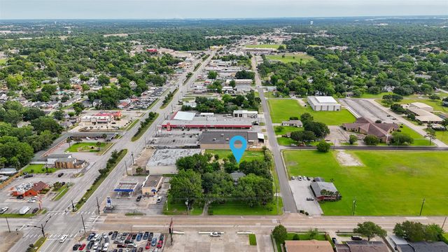 916 E James Street, Baytown, TX 77520