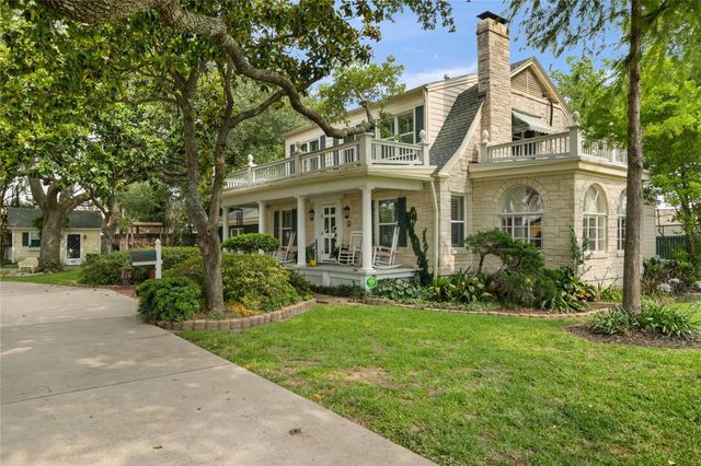 916 E James Street, Baytown, TX 77520