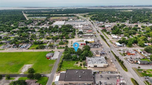 916 E James Street, Baytown, TX 77520