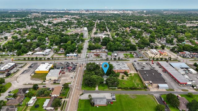 916 E James Street, Baytown, TX 77520