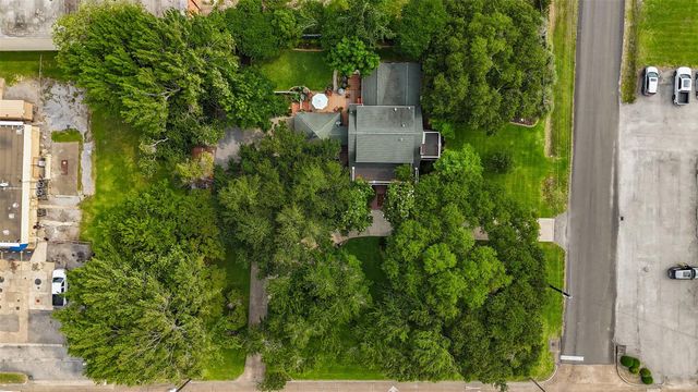 916 E James Street, Baytown, TX 77520