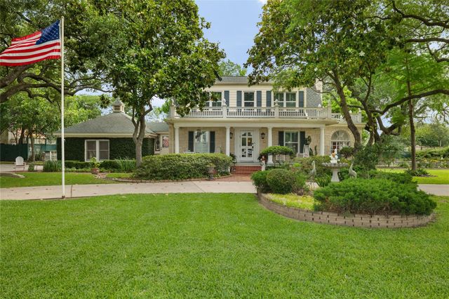 916 E James Street, Baytown, TX 77520