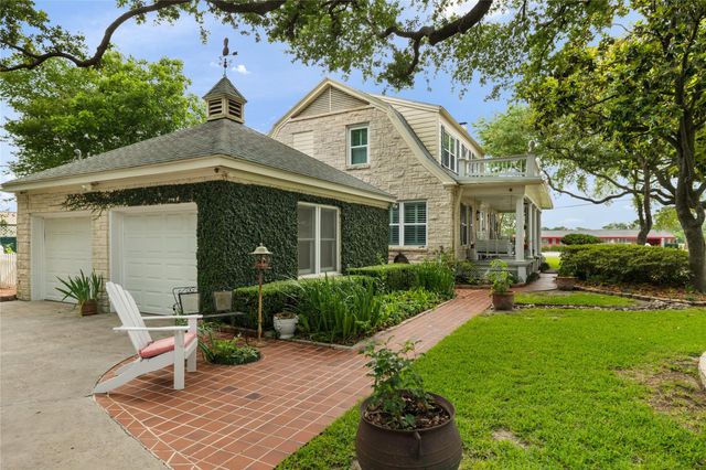 916 E James Street, Baytown, TX 77520