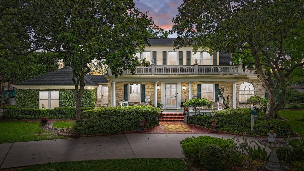 916 E James Street, Baytown, TX 77520