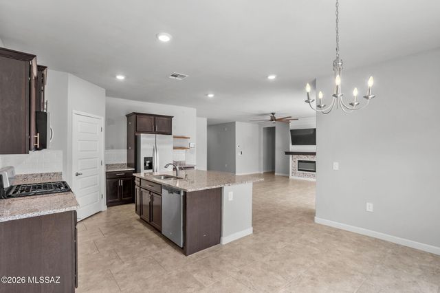942 S Grantham Avenue, Vail, AZ 85641