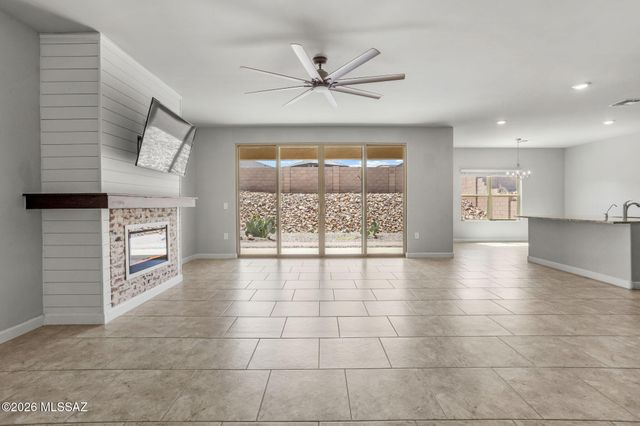 942 S Grantham Avenue, Vail, AZ 85641