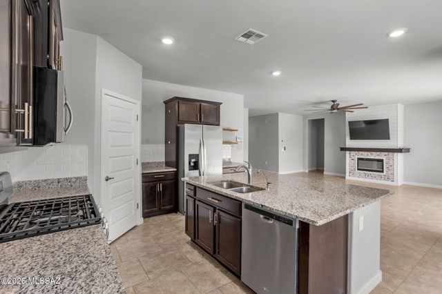 942 S Grantham Avenue, Vail, AZ 85641